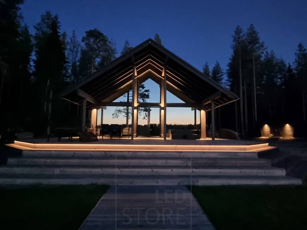 Atmosférické venkovní osvětlení je realizováno pomocí LED pásků a nástěnných svítidel. Vysoký bod je osvětlen ve dvou směrech a nízký bod v jednom směru. 2 Ledstore.fi